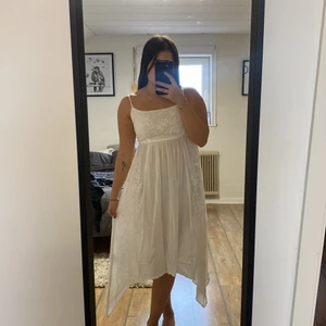 Vit klänning  - Vit härlig sommarklänning från Kappahl i storlek XS. Använd fåtal gånger och är i bra skick! Frakt tillkommer🤍🤍