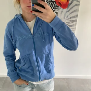 Nice Hoddie - Säljer en Asnice hoddie från Abacus, lite vintage vibe av den. Använd fåtal gånger. Storlek M passar Xs-M beroende på önskad passform💙 Köpare står för frakten