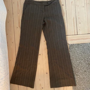 Bruna kostymbyxor  - Jättesnygga randiga bruna kostymbyxor med bootcut. Jag har strl S och dessa är ganska mycket stora för mig. Jag är 175 cm och de är långa på mig❤️‍🔥💕