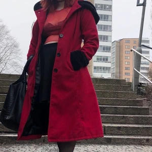 Röd kappa från Chock - Tjejen köpte denna i början på förra vintern påChock i Göteborg .. kappan är sparsamt använd.. nypris ca 1400kr