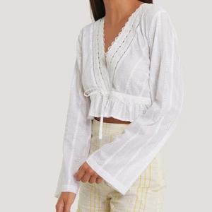 Vit blus - Säljer denna vita blusen i storlek 36 från NA-KD. Nypris 379kr, som ny!