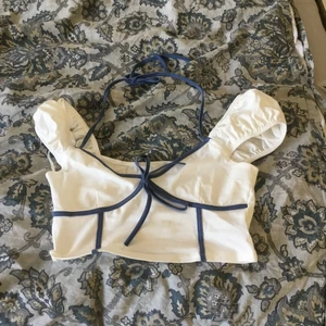 Top vit o blå SHEIN - En vit top från SHEIN, kort och i storlek S 