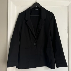 Svart oversized kavaj - Str 40, perfekt till en mindre storlek som vill ha den lite oversized. Använd fåtal gånger