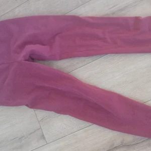 Byxor  - Vinröda byxor. Jättebra skick används 1 gång. Matchar vinröda tröjan man kan få både för 100 kr. 