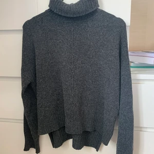 Stickad tröja  - Säljer en grå stickad tröja med krage från VeroModa i storlek XS, lös passform