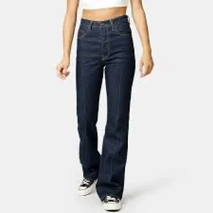 levis jeans  - levis ribcage boot jeans köpta för ungefär ett år sen. Den ända defekten är att de är lite sönder nere vid hälarna. exakt de på bilden, skriv privat för fler bilder ❣️nypris ungefär 1200kr