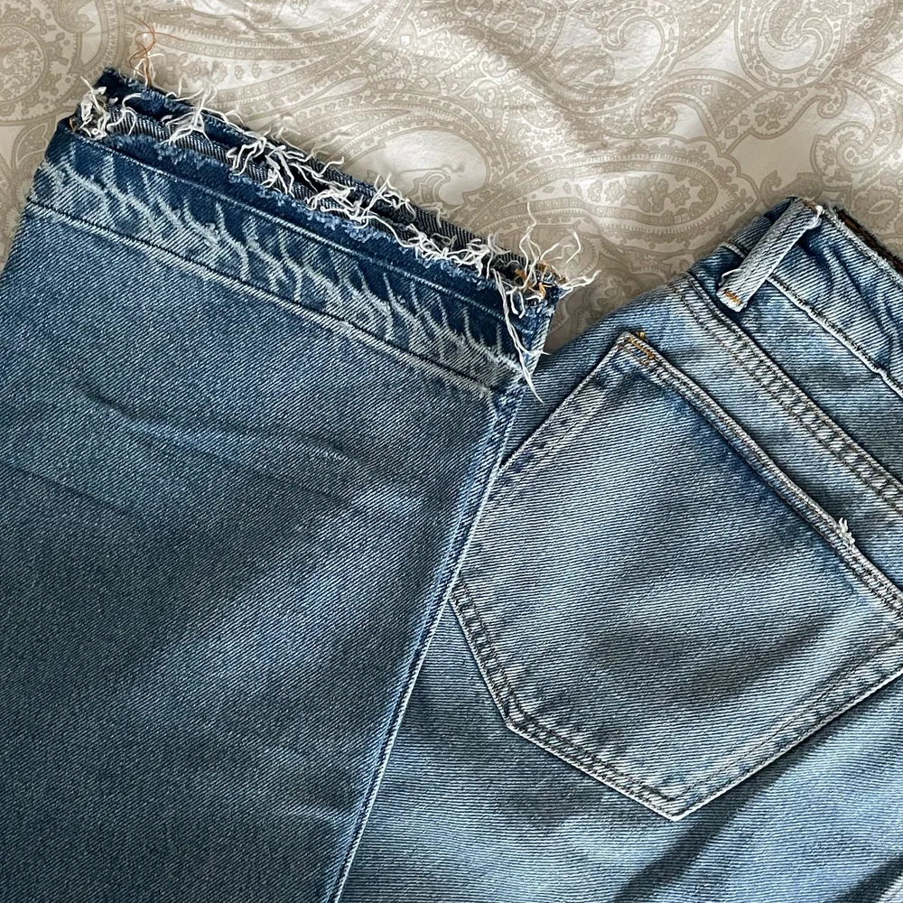 säljer dess snygga jeans då de inte kommer till använding hos mig:( från zara i modellen ”the luna straight”, har sprättat ett litet veck som fanns samt fållen längst ner då jag ville ha de lite längre (är 170cm)!! praktiskt taget nyskick, använd 2 gånger bara💞 kontakta om du vill ha mått på något eller fler bilder så svarar jag så snabbt jag kan☺️. Jeans & Byxor.