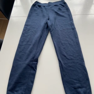 blåa mjukisbyxor - Supersköna mjukisbyxor med en jättefin färg! dom sitter dock åt vid fötterna så om du gillar löst vid fötterna tänk på det! 