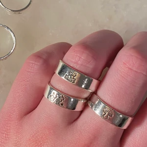 gulliga ringar :) - säljer dessa ringarna <3 finns endast ringar med blommor kvar! pris 35kr, frakt 13kr! - köp 3 och få gratis frakt :D betalning via swish! :D