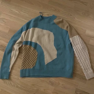 cos stickad tröja - Dunder fet cos stickad tröja som är slutsåld överallt. I storlek L men passar dem flesta storlekar då den är oversize. köparen står för frakt 💚