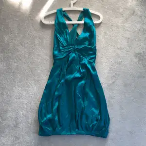 Superfin grön Armani klänning använd fåtal gånger men i superfint skick. (Den är lite grönare än bilden visar) Kontakta privat för fler bilder💚