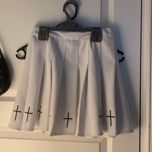 vit pleated kjol med kors - jätte skon material och sitter perfekt!