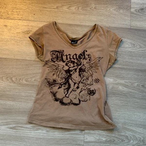 Gina tricot tröja - Tröjan är i storlek xs och passar då inte mig längre, så kan tyvärr inte visa några bilder med den på, den har inga fläckar eller defekter 