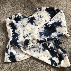 Sweatshirt  - Super snygg sweatshirt från shein 🤍 endast använd 1 gång 🤍 modellen finns inte längre! Strl 11-12 år men passar mig med xs-s 