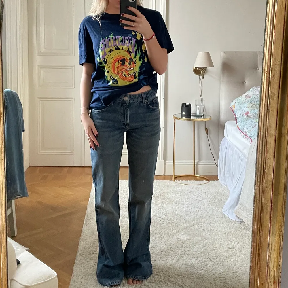 Lågmidjade jeans från Zara i storlek 38 men passar mig som alltid har 34/36. De är väldigt små i storleken. Modellen är Style 03/10 och det är helt slutsålda! Jag är 165cm och på mig är de alldeles för långa men dom går att klippa!. Jeans & Byxor.