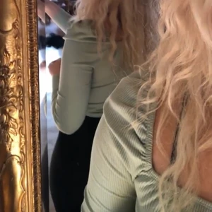 Mintgrön topp från Ginatricot  - En mintgrön topp från Ginatricot. Finns inte längre i butik. På andra bilden ser den inte grön ut alls men den är mintgrön (såsom på första bilden). Den är använd en gång, så den ser ut som ny.