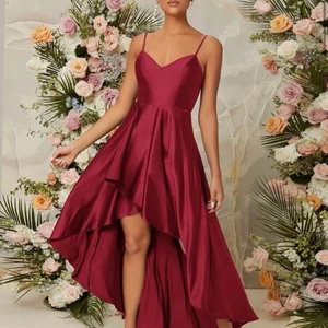 Röd silkesklänning - Jättefin röd silkesklänning. Tyvärr förliten för mig, aldrig använd💕