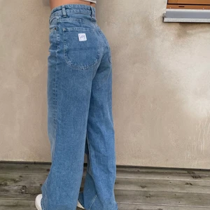 Lee X Hm jeans i strl 36 - Jeans från Lee X Hm kollektionen i strl 36, endast använda två gånger. Betalning sker via Swish & köparen står för frakten!<3