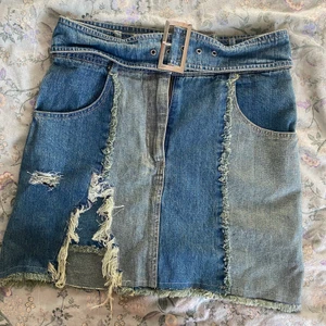 y2k kjol - så sjukt fin kjol! den ger verkligen 2000-vibes och är perfekt till vår och sommar, köpte den på plick men den var tyvärr lite för liten för mig som är storlek M :(