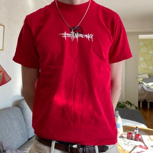 Billabong T-Shirt - T-Shirt från märket billabong med fett nice tryck där fram och bak