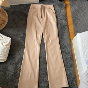 Madlady läder imitationsbyxor - Använda 1-2 gånger då de inte sitter bra på mig, storlek M och jag är 172 cm lång och de sitter ner till foten på mig. Har ett hål i vänstra fickan som fanns när de kom, lätt sytt ifall man nu önskar fixa det. 