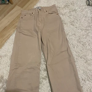 Beiga jeans, aldrig använda  - Jättesnygga beiga jeans från lager 157 i modellen lane. Säljer då dom är för korta på mig som är 175 cm långt. 