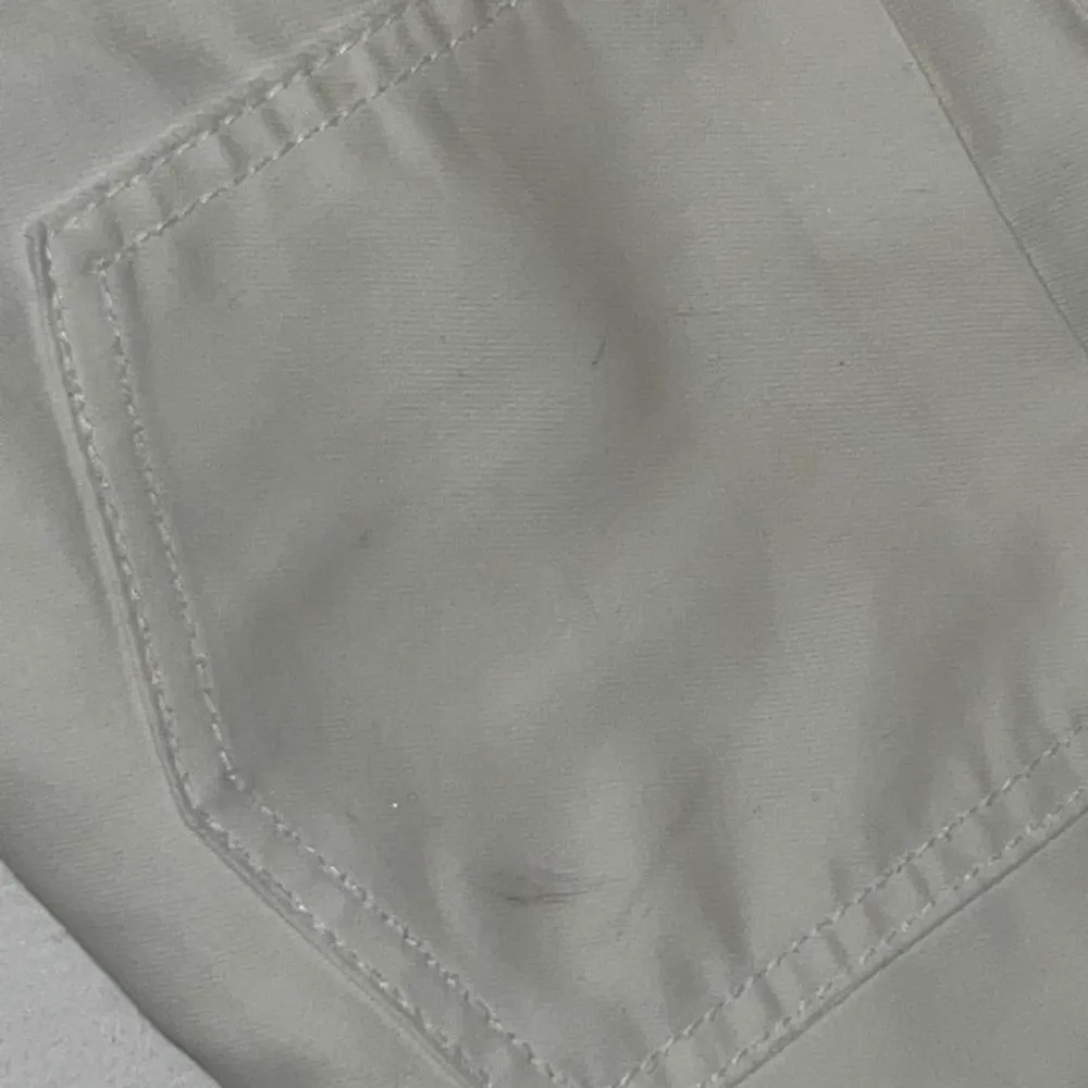 Vita jeans, tunt material, från ONLY stl L. Lite fläckar som tydligen inte gått bort men går säkert att få bort på något sätt. Se bilder. 100kr eller paketpris flera byxor för 500kr. Jeans & Byxor.