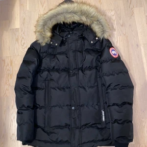 Canada Goose jacka  - Hej! Säljer min Canada Goose jacka som bara använts under en vecka. Storlek M, rök och djurfritt hem, köpare står för frakt. Mvh. Albin 