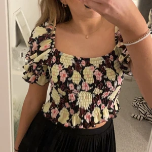 Söt topp - Superfin topp, använd ca 2 gånger. Köparen står för frakt 💕