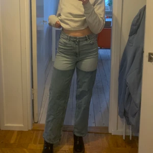 balla oanvända jeans från hm - Så coola och sköna jeans från hm. aldrig använt de då dom tyvärr är lite för korta för mig som är 170cm!