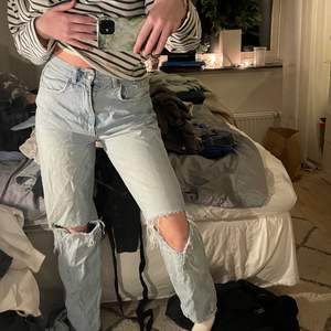 Säljer dessa populära jeans från Ginatricot, kommer inte till användning för köpte fel storlek, är 170cm och dom är lite korta i benen! Storlek 36 Finns fler bättre bilder på byxorna 
