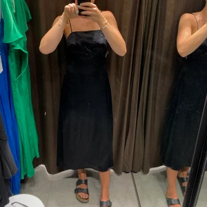 Zara klänning  - Superfin klänning från zara, aldrig använd, köptes i somras 