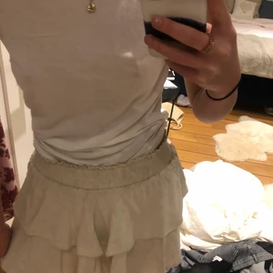 Linne volandkjol beige - Super snygg somrig volang kjol i linne. Den är tyvärr för kort för mig:(