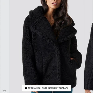 Teddy Jacka - Teddy jacka som är lite tjockare från Na-Kd x Dilara. Den är använd en vinter men är i jättefint skick. Säljer då den inte kommer till användning längre💗