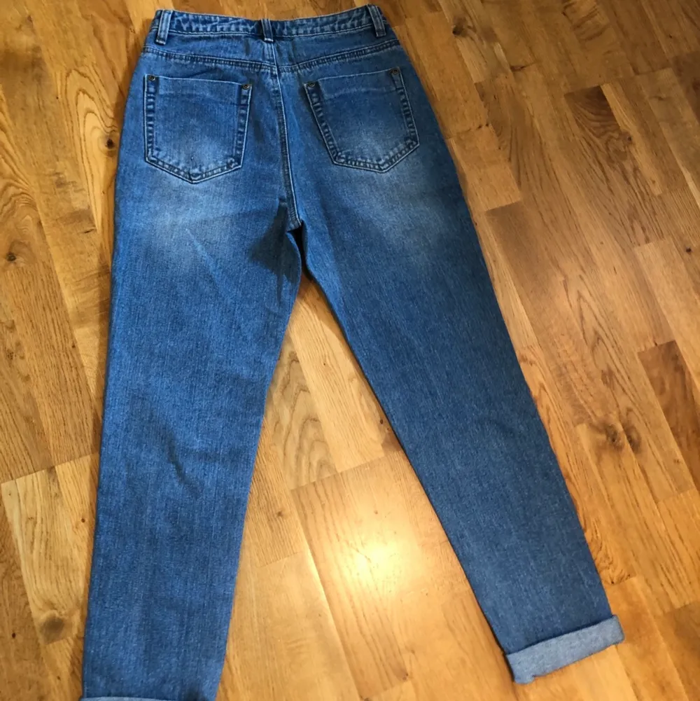 Oanvända mom jeans från boohoo. Stl 36. Uppvikta på bilderna men går såklart att vika ner. Säljes pga för stora. 100 kr . Jeans & Byxor.