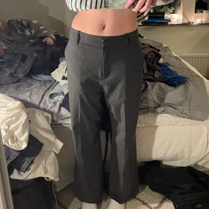Kostymbyxor  - Säljer dessa fina kostymbyxor som man kan ha lågmidjat, storlek 36  