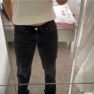 Zara jeans - Zara mid rise jeansen i mörkgrå, slutsålda! Lånade bilder