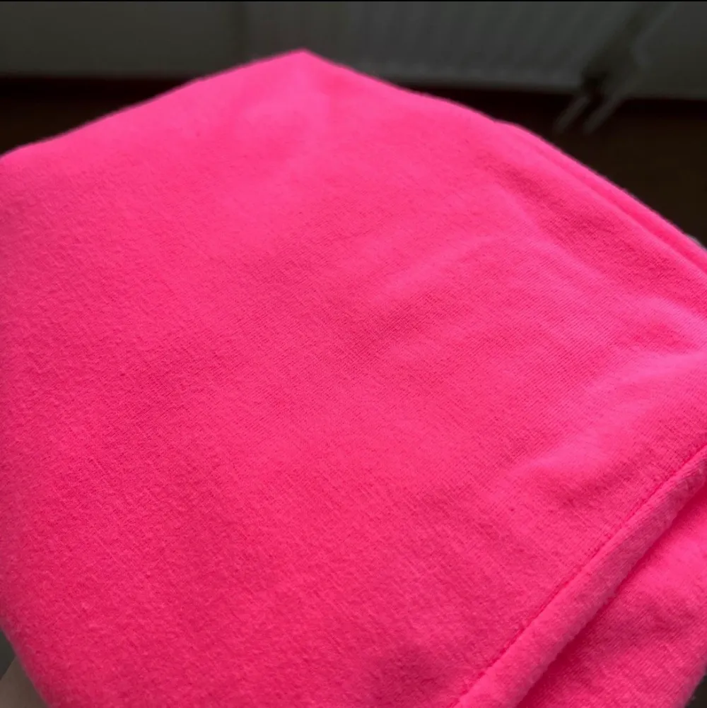 Ett skönt bomulls linne i nyon rosa från H&M i storlek S men passar även M, i mycket bra skick, så gott som ny. 40kr eller flera för 100kr.. Toppar.
