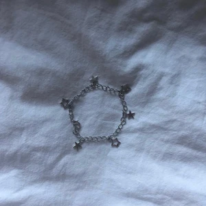 Stjärnarmband - Säljer detta fina armbandet jag gjort! Silverkedja med stjärn berlocker. Köparen står för frakten.