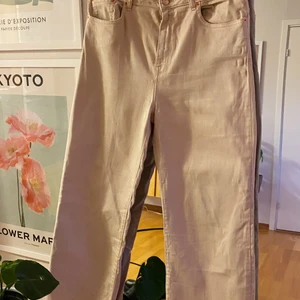 Jeans från Lager 157 - Beiga jeans från Lager 157. Modell Lane och storlek XL. Stretchiga och true-to-size💜