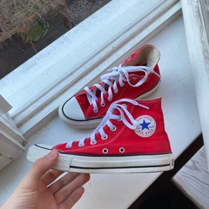 Klassiska röda converse  - Tja! Säljer nu dessa supersnygga klassiska converse all star❤️ skick är ca 7-8/10. Skorna är storlek 36.5 men passar för folk med 36-37 då dem formar sig lite efter foten. Kan fraktas eller mötas upp i Sthlm🚚🤩