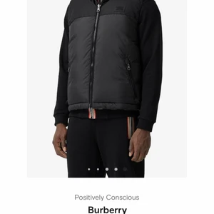 Burberry puffväst - Nypris 10-11k,   Aldrig använd.       Storlek M