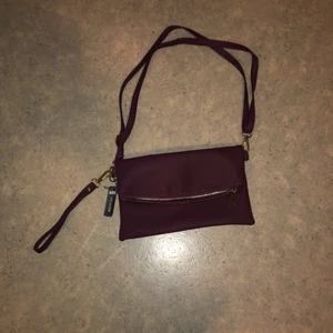 Axelremsväska  - Axelremsväska, aldrig använd 