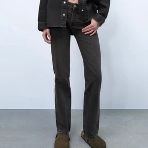 Zara jeans - Säljer dessa super populära zara mid straight jeans, super fina men säljer pga att jag inte använder dem så mycket. Skriv privat för fler bilder, vid fler intresserade blir det budgivning. Köpare står för frakt😊OBS dem är av klippta för att passa mig som är 161 cm, och har storlek 30/31 i längd.