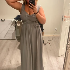 Balklänning - Endast använd vid två tillfällen, perfekt vid bröllop, bal osv. Inga skador o inga fel. 