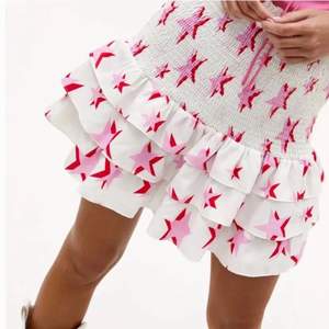Säljer min vita loavies kjol med rosa stjärnor, storleken är medium. Använd fåtal gånger så den är som ny!!🤟🏾