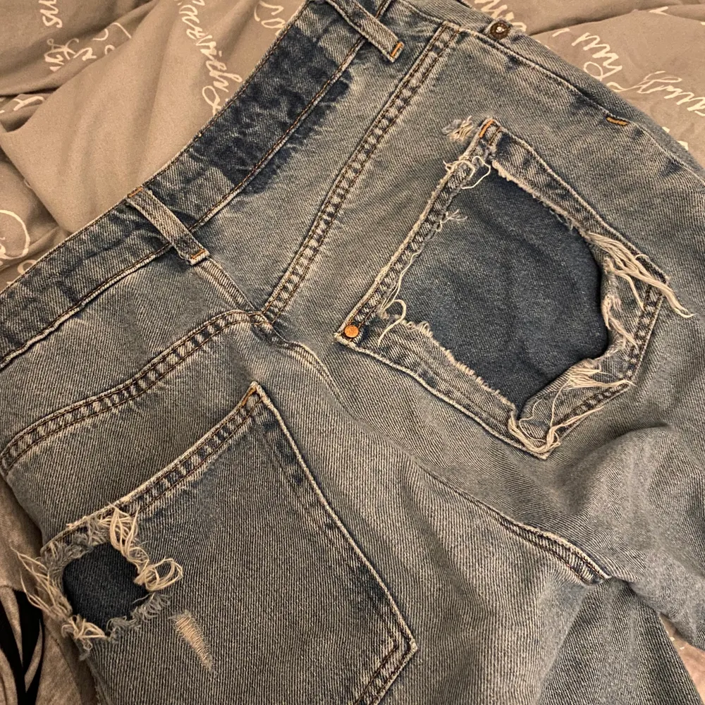 Ett par helt vanliga straight jeans från hm! Köpta för ca 1 år sen💗 slitningar i fickorna men annars hela.💗. Jeans & Byxor.