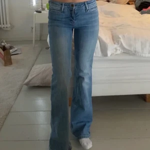 Bootcut jeans  - (Lånad bild)Säljer dessa skit snygga mid bootcut jeans dom passar perfekt på mig som är 168 Jeansen är i st S❤️