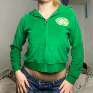 Zipup  - Grön zipup hoodie i frotté med gult tryck på och luva ! Direkt från tidigt 2000-tal/90-tal! 