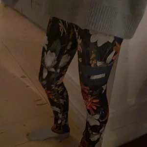 Stronger thights  - Stronger tränings byxor i strl xs som är i bra skick. Köpte för 799kr men säljer för 250kr, skriv om ni har frågor❣️